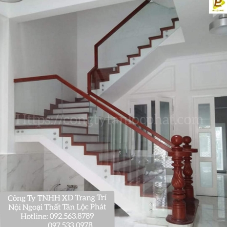 Cầu Thang Gỗ Kính Cường Lực Đẹp Tay Tròn
